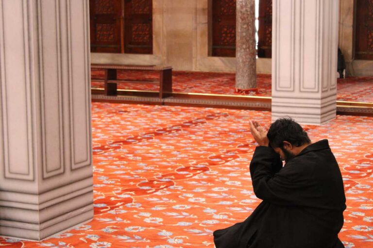 Read more about the article Ingin Doa Cepat Terkabul? Coba Perhatikan 5 Adab dalam Berdoa Berikut